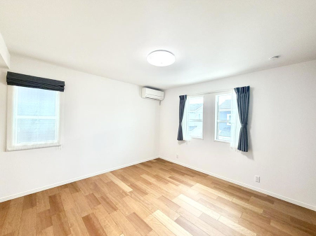 �Q�� �������V���v���ȋ�ԂŁA���[�t���x�b�h��f�X�N�ȂǁA���@�\�ȉƋ�����p���₷���ł�