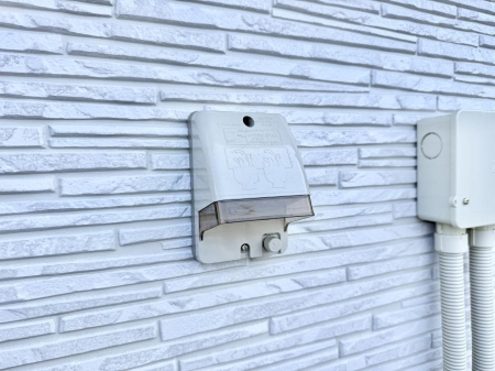 ���̑����� �ݔ������O�ɓd���R���Z���g������΁A�������@�ő���O�ǂ�|������ȂǕ֗��ł��B