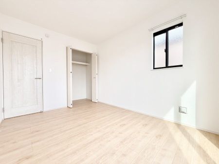 �Q�� �������V���v���ȋ�ԂŁA���[�t���x�b�h��f�X�N�ȂǁA���@�\�ȉƋ�����p���₷���ł�