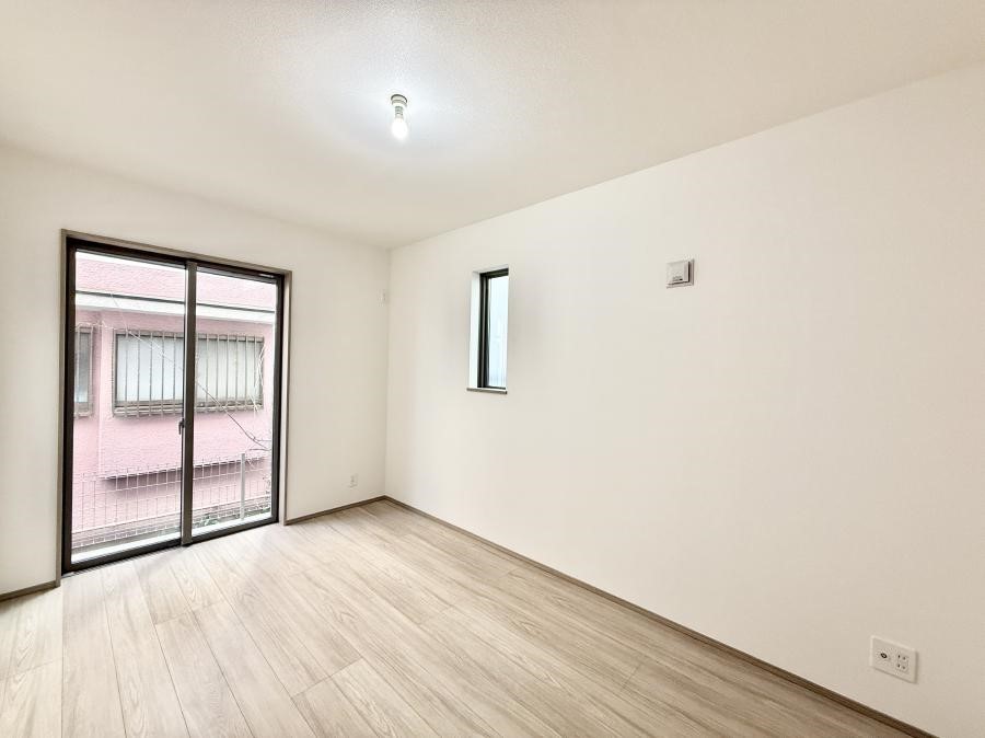 �Q�� �������V���v���ȋ�ԂŁA���[�t���x�b�h��f�X�N�ȂǁA���@�\�ȉƋ�����p���₷���ł�