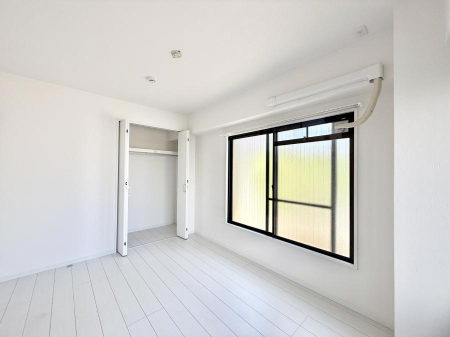 �Q�� �������V���v���ȋ�ԂŁA���[�t���x�b�h��f�X�N�ȂǁA���@�\�ȉƋ�����p���₷���ł�