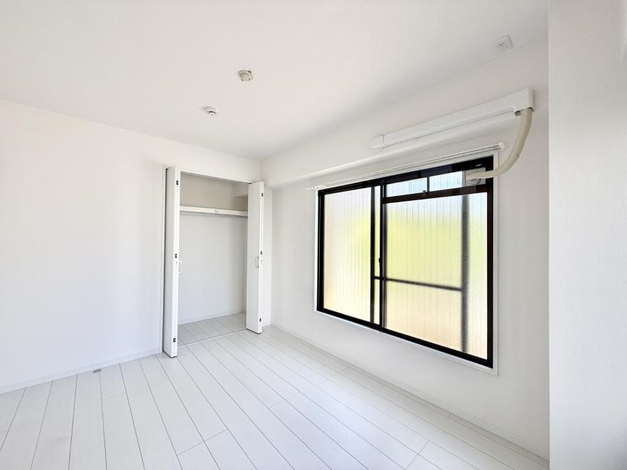 �Q�� �������V���v���ȋ�ԂŁA���[�t���x�b�h��f�X�N�ȂǁA���@�\�ȉƋ�����p���₷���ł�