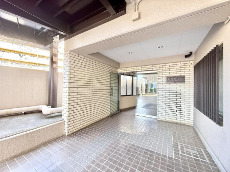 �G���g�����X �O�ρ��������̂���G���g�����X�͉��K�Ȗ����̎n�܂�����o���܂�