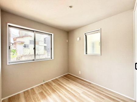 �Q�� �������V���v���ȋ�ԂŁA���[�t���x�b�h��f�X�N�ȂǁA���@�\�ȉƋ�����p���₷���ł�