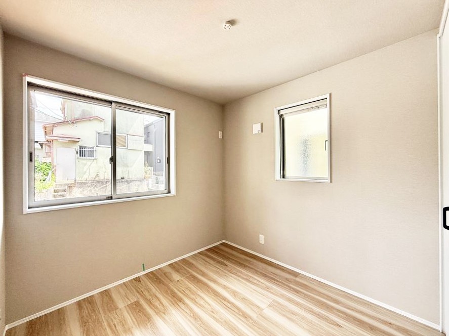 �Q�� �������V���v���ȋ�ԂŁA���[�t���x�b�h��f�X�N�ȂǁA���@�\�ȉƋ�����p���₷���ł�