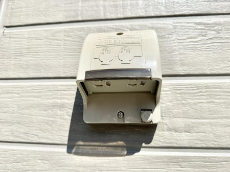 ���̑����� �ݔ������O�ɓd���R���Z���g������΁A�������@�ő���O�ǂ�|������ȂǕ֗��ł��B