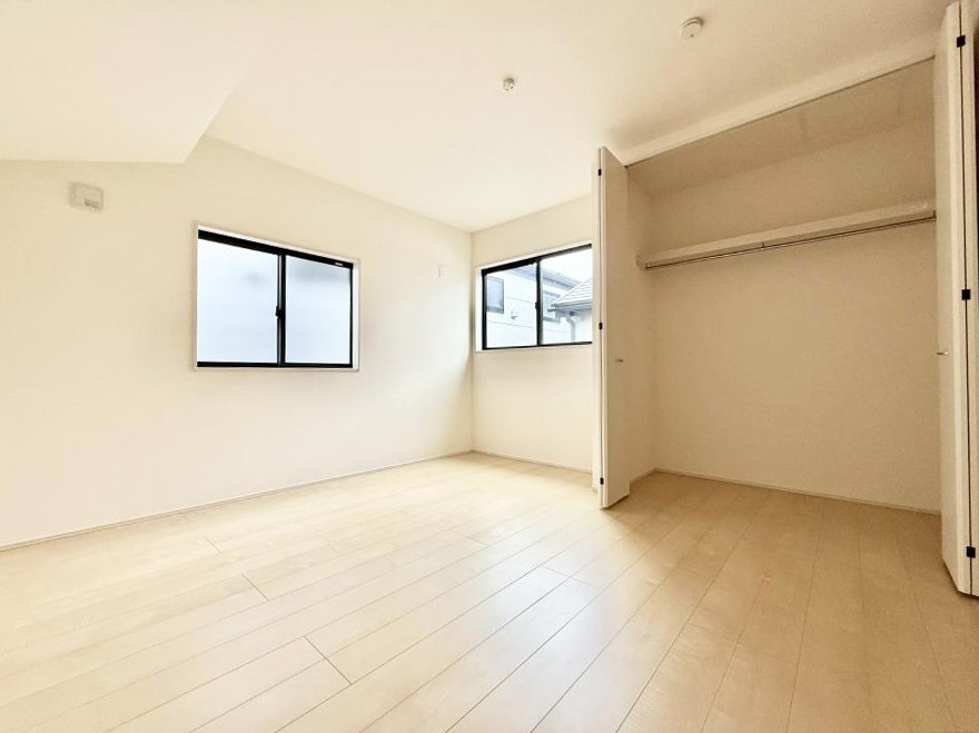 �Q�� �������V���v���ȋ�ԂŁA���[�t���x�b�h��f�X�N�ȂǁA���@�\�ȉƋ�����p���₷���ł�