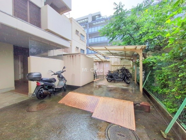 ���̑� �O�ρ��~�n���ɒ��֏���������Ă���A���]�Ԃ̗��p���X���[�Y�ł�