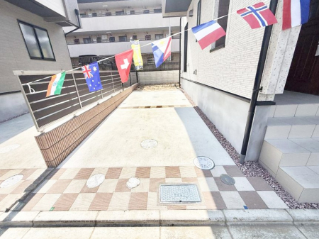  �O�ρ�����ɂ��钓�ԃX�y�[�X�Ȃ̂ň��S�ł���