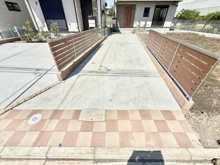  �O�ρ�����ɂ��钓�ԃX�y�[�X�Ȃ̂ň��S�ł���