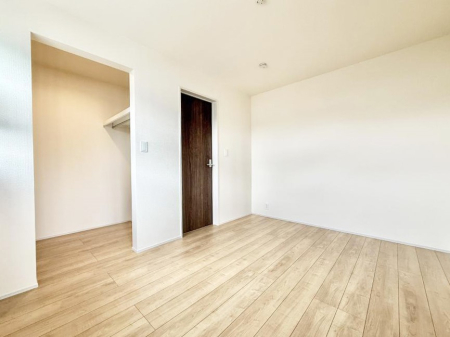 �Q�� �������V���v���ȋ�ԂŁA���[�t���x�b�h��f�X�N�ȂǁA���@�\�ȉƋ�����p���₷���ł�