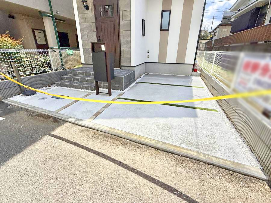  �O�ρ�����ɂ��钓�ԃX�y�[�X�Ȃ̂ň��S�ł���