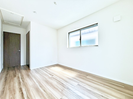 �Q�� �������V���v���ȋ�ԂŁA���[�t���x�b�h��f�X�N�ȂǁA���@�\�ȉƋ�����p���₷���ł�