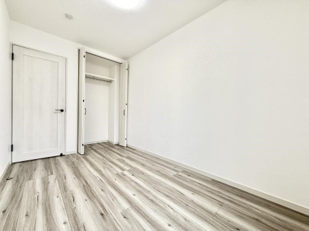 �Q�� ����