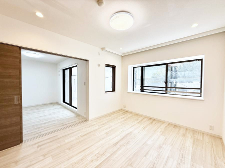 ���r���O ���������S�n�̂����A���z�̃��r���O