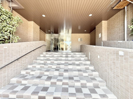 �G���g�����X �O�ρ��Ǘ��̍s���͂����G���g�����X�ň��S���ĕ�点����ł�