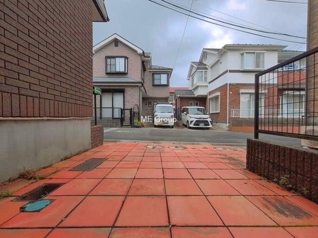  �O�ρ�����ɂ��钓�ԃX�y�[�X�Ȃ̂ň��S�ł���